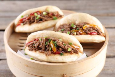 Bambu buharlı lezzetli gua bao ahşap masada, yakın plan