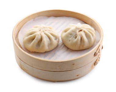 Bambu buharlı çörekler (baozi) beyaz tencereye izole edilmiş.