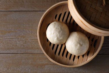 Tahta masadaki bambu buharlı buğulanmış Çin çörekleri. Metin için boşluk