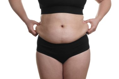 Beyaz arka planda göbek yağına dokunan kadın, yakın plan. Aşırı kilolu