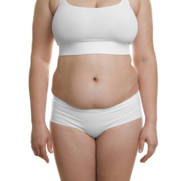 Beyaz arka planda aşırı göbek yağlı bir kadın, yakın plan. Aşırı kilolu