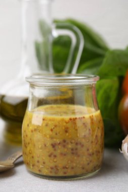 Işık masasındaki kavanozda lezzetli sirke sosu (Vinaigrette), yakın plan.