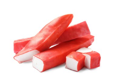 Birçok lezzetli yengeç çubuğu beyaza izole edilmiş.