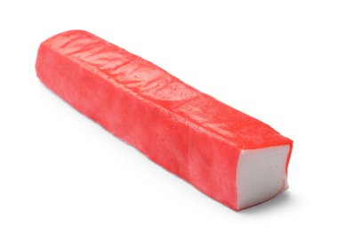 Beyaza izole edilmiş lezzetli bir yengeç çubuğu.