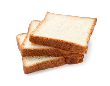 Taze ekmek parçaları beyaza izole edilmiş.