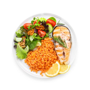 Sağlıklı sebze yağlarıyla kaplı tabaklar beyaza izole edilmiş, üst manzara.