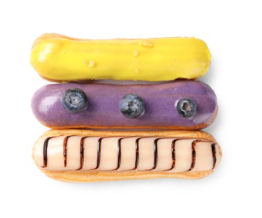 Lezzetli eklemler beyaz, üst manzarada izole edilmiş jölelerle kaplı.