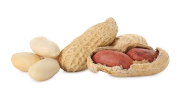 Beyaz üzerine izole edilmiş taze fıstıklar. Sağlıklı çerez