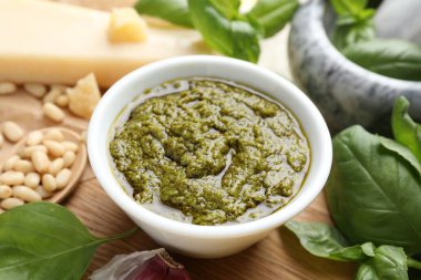 Tabakta pesto sosu, fesleğen, çam fıstığı ve peynir, yakın plan.