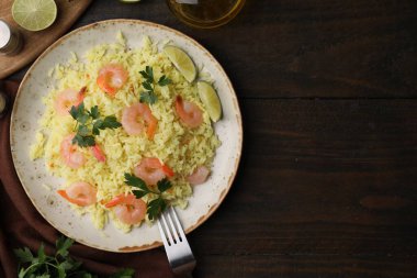 Tahta masada servis edilen karidesli, limonlu ve maydanozlu leziz risotto. Metin için boşluk