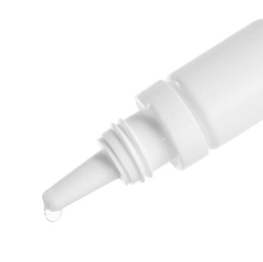 Beyaz arka planda şişeden damlayan tıbbi damlalar