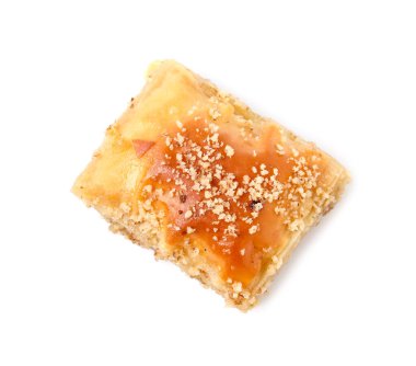 Doğu tatlıları. Lezzetli bir baklava parçası beyaza izole edilmiş, üstten.