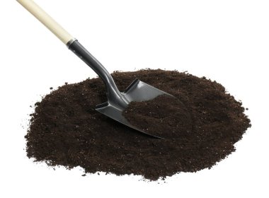 Kürek ve toprak yığını beyazda izole edilmiş.