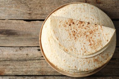 Ahşap masada ev yapımı lezzetli tortilla yığını, üst manzara. Metin için boşluk