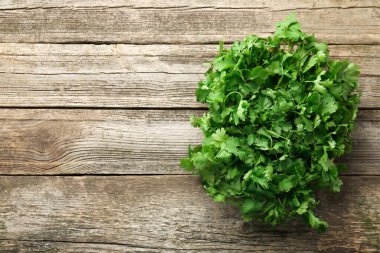 Tahta masada taze kişniş, üst manzara. Metin için boşluk