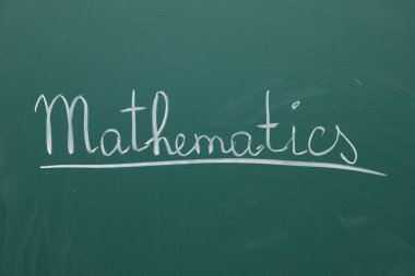 Yeşil tahtaya tebeşirle yazılmış kelime matematiği