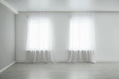 Geniş pencereli ve katlı boş oda