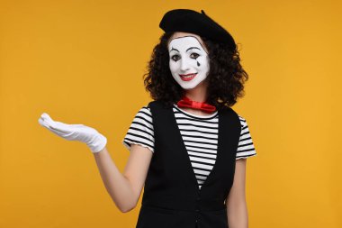 Turuncu arka planda bereli komik bir mayın.