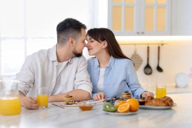 Mutlu çift kahvaltıda birlikte vakit geçiriyor.