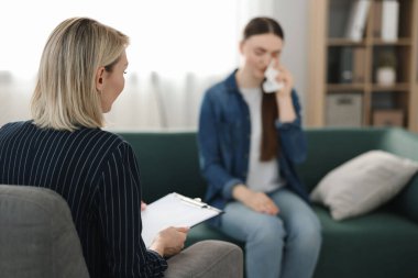 Ofiste hastayla çalışan profesyonel psikoterapist.