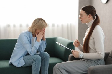 Ofiste hastayla çalışan profesyonel psikoterapist.