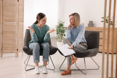 Ofiste hastayla çalışan profesyonel psikoterapist.