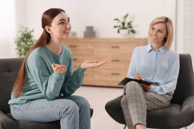 Ofiste hastayla çalışan profesyonel psikoterapist.