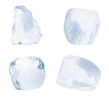 Beyaza izole edilmiş kristal berrak buz parçaları.