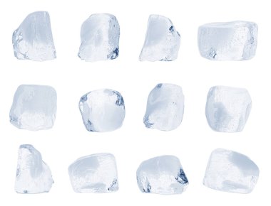 Beyaza izole edilmiş kristal berrak buz parçaları.