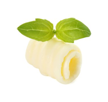 Lezzetli bir kıvrım ve fesleğen yaprakları beyaz üzerine izole.