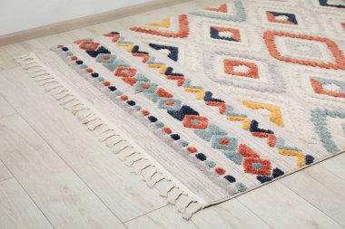 Beyaz kaplamalı, yumuşak halı döşemesi.