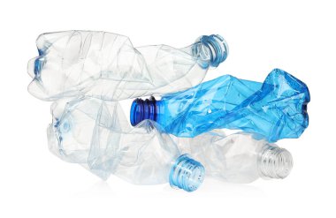 Kırışmış tek kullanımlık plastik şişeler beyaza izole edilmiş.