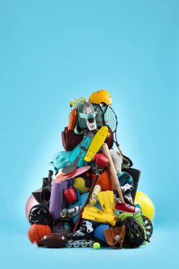 Açık mavi arka planda birçok farklı spor ekipmanı