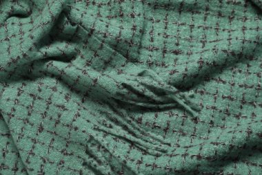 Arka plan olarak yumuşak yeşil eşarp, üst görünüm