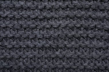 Arkaplan olarak gri örülmüş eşarp, üst görünüm