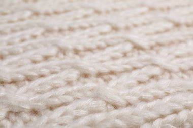 Arkaplan olarak bej örülmüş eşarp, yakın plan görünümü