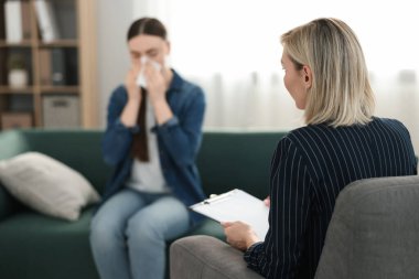 Ofiste hastayla çalışan profesyonel psikoterapist.