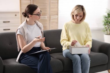 Ofisteki koltukta birlikte çalışan profesyonel psikoterapist.