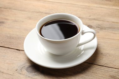 Ahşap masa üzerinde aromatik kahve