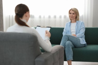 Ofiste hastayla çalışan profesyonel psikoterapist.