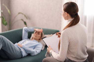 Ofiste hastayla çalışan profesyonel psikoterapist.