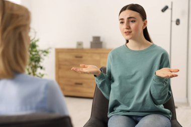 Ofiste hastayla çalışan profesyonel psikoterapist.