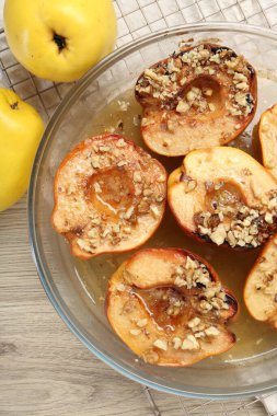 Lezzetli, fındıklı ve ahşap masada taze meyveli ayva.