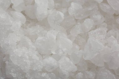 Arkaplan olarak beyaz doğal tuz, yakın görünüm