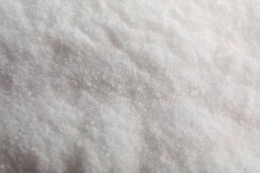 Arka plan olarak beyaz doğal tuz, üst görünüm