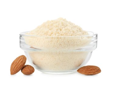 Taze badem unu kasede ve fındıklar beyaza izole edilmiş.