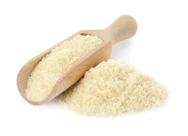 Taze badem unu ve kepçe beyaz üzerine izole edilmiş.