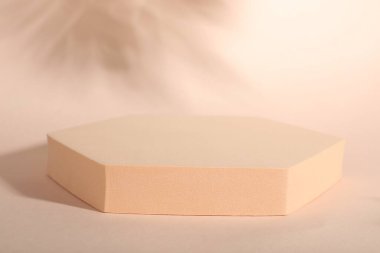 Ürünün sunumu. Pembe arka planda podyum ve gölgeler. Metin için boşluk