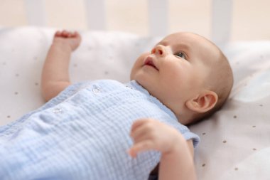 Şirin Bebek beşiğinde evde yalan