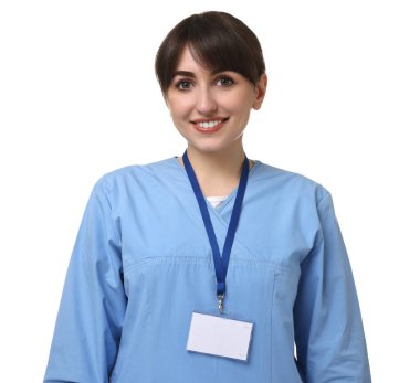 Beyaz arka planda gülümseyen tıbbi asistanın portresi